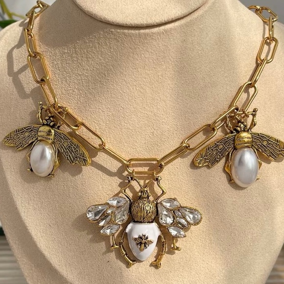 Jewelry - Stunning Gold Tone Faux Pearl Bee Adjustable Necklace